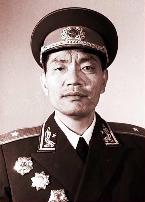 1959年，开国少将尤太忠返乡探亲，却发现哥嫂正出门乞讨，被饿的面黄肌瘦！然而，