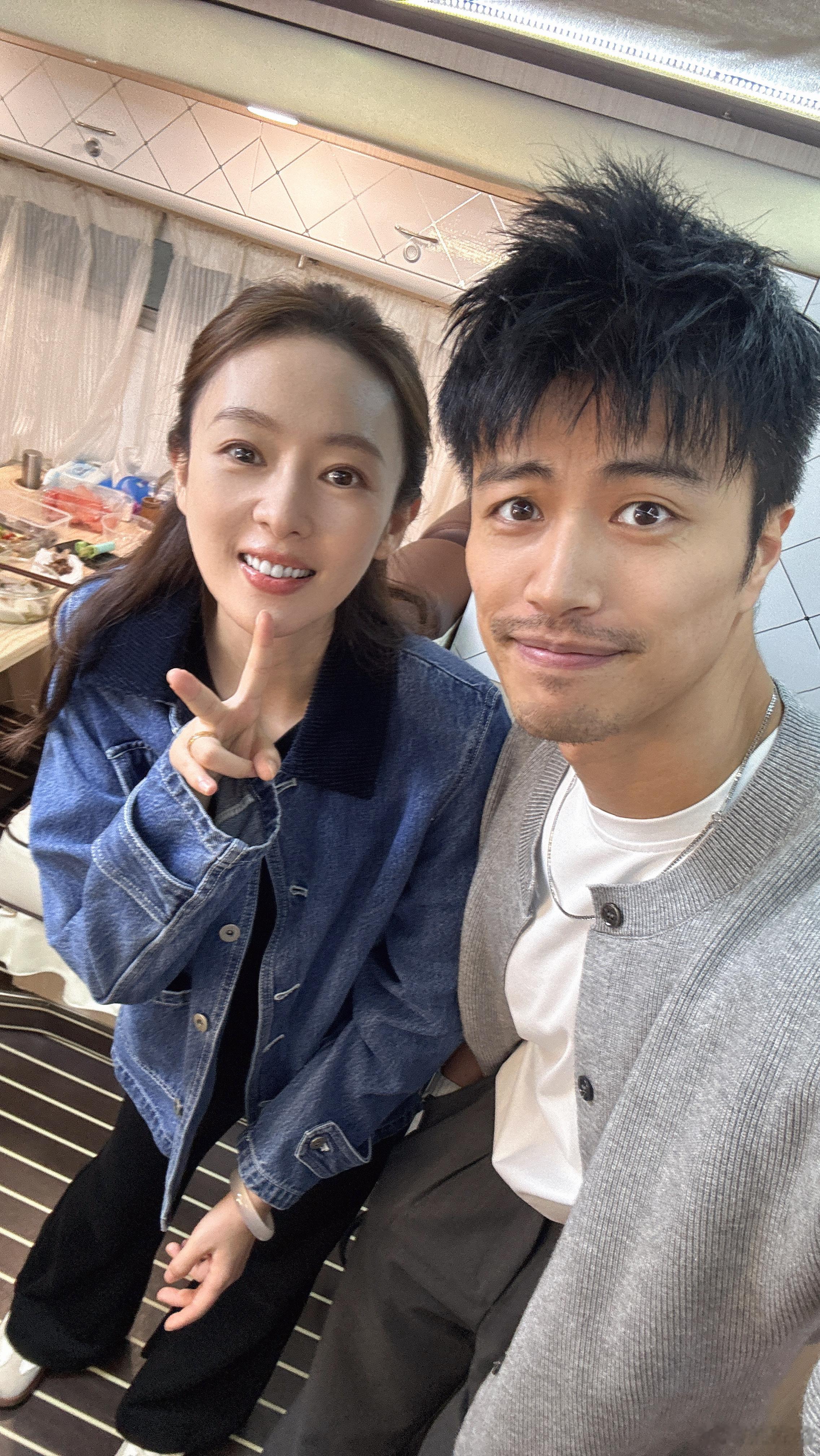 平时大家见到我常常骗我说我脸小。然后站到童瑶的身边，我发我的脸是她的1倍。这个故