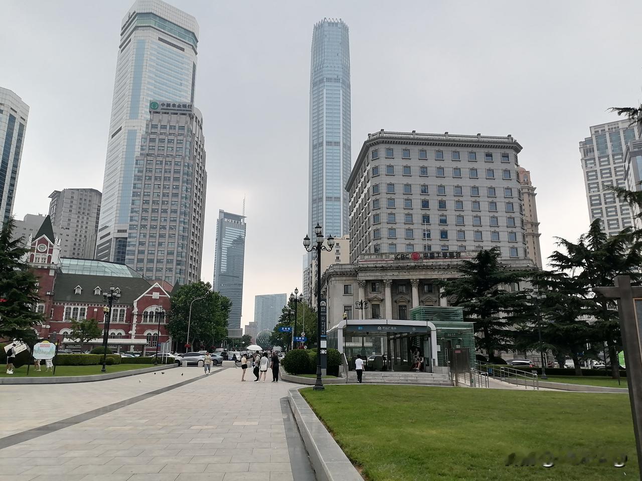 辽宁省大连市中山广场的地下通道的设计的人性化理念，很值得吉林省长春市人民广场学习