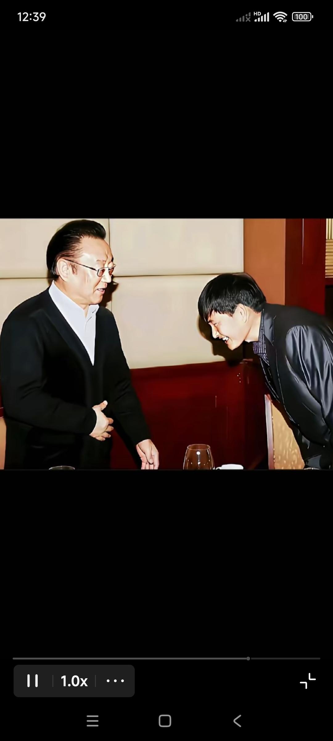 大衣哥朱之文可以说对蒋大为是毕恭毕敬。

看朱之文给蒋大为行礼，腰弯的快到90度