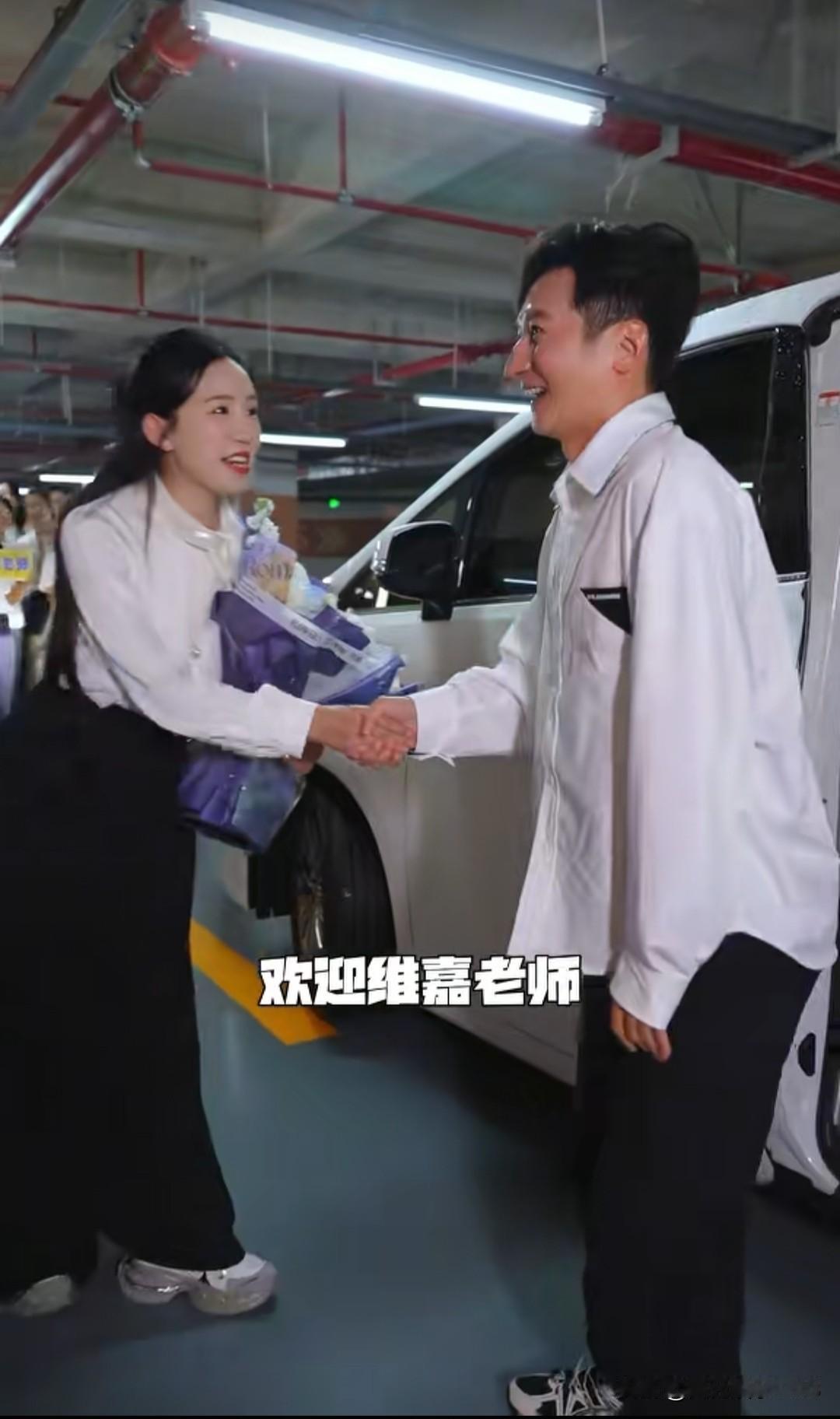 麦小登现在事业做的是越来越大了。二胎生完之后，麦小登紧跟上拍了几个视频，这次视频