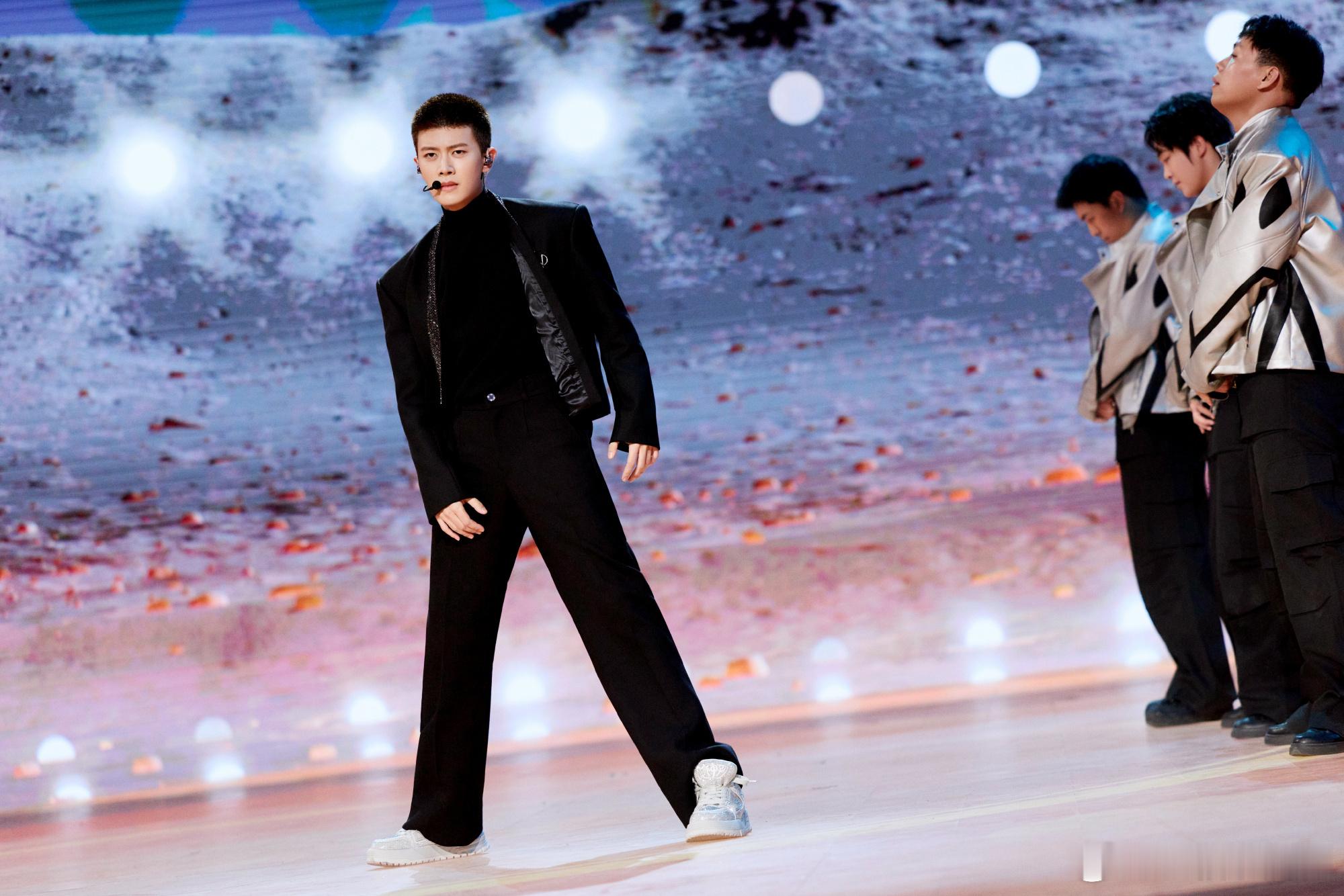 任嘉伦接下来的行程，NBA全明星周末！2月14日-16日，连续三天前方独家解说！