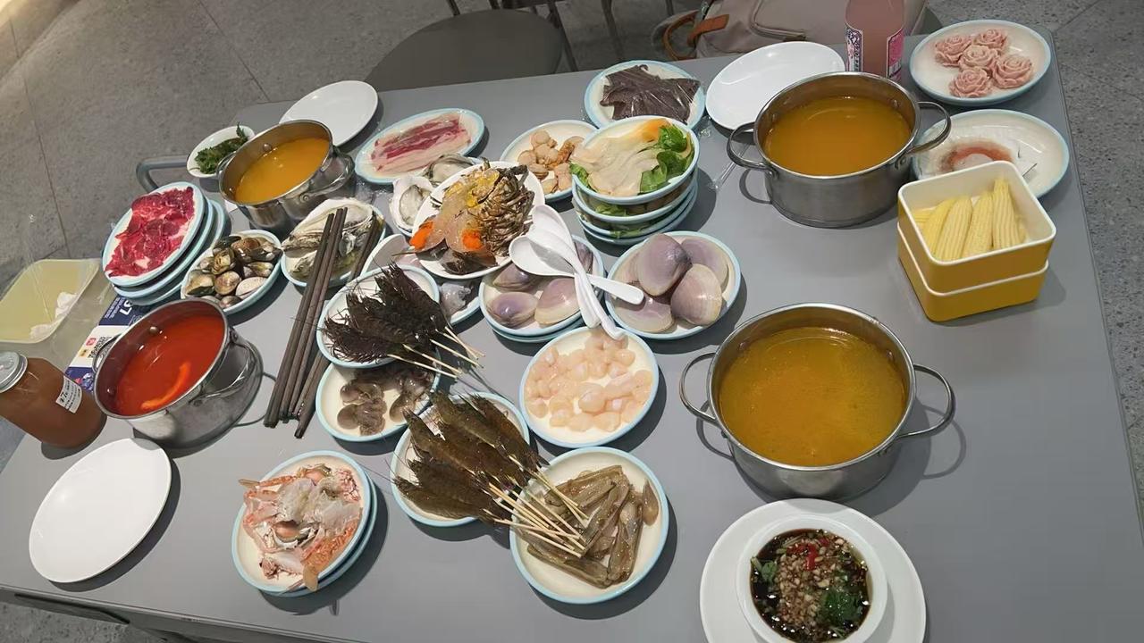 准备大餐，丰盛的海鲜和汤锅，下班聚会快乐翻倍。