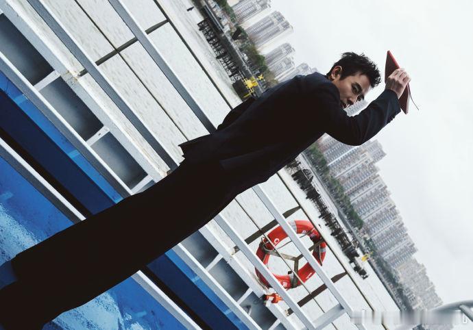 罗晋状态回春 刚刷到罗晋的新路透，这状态直接回春了！江边那组图我还以为是韩剧男主