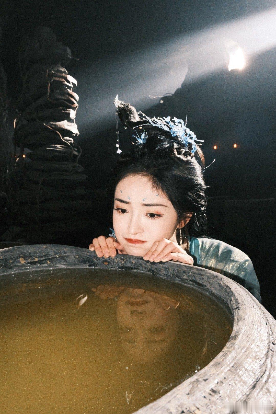 周洁琼这一抬眸神性拉满了家人们谁懂！周洁琼抬眸那一下，清冷又带感，狠狠拿捏我！ 