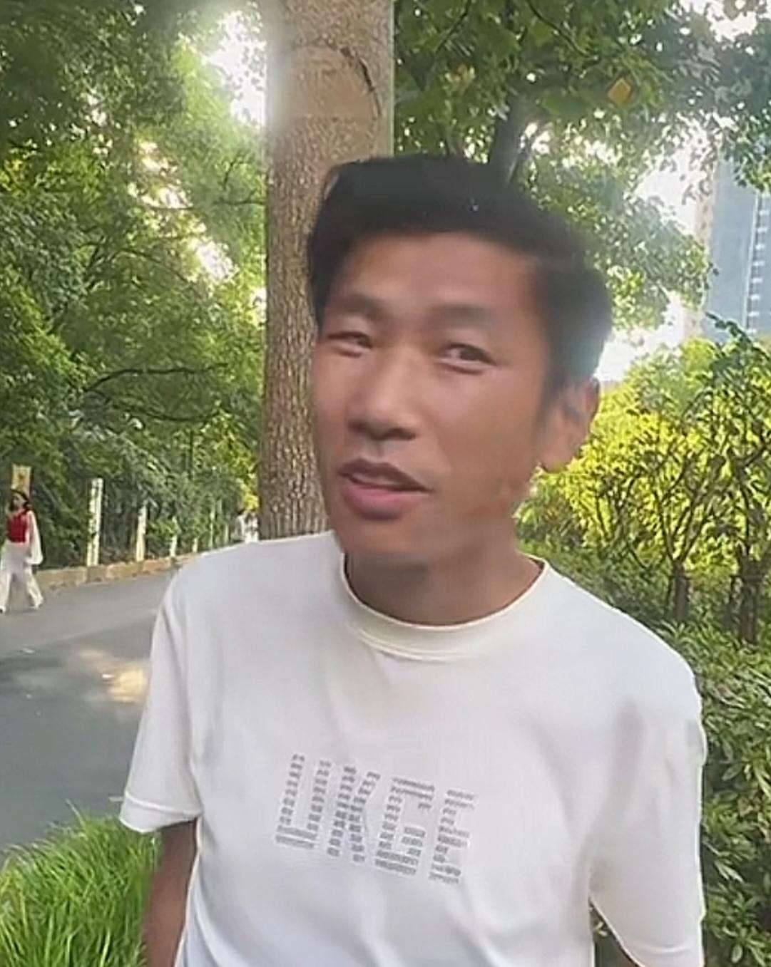 我心依旧！张半仙真的挺固执的，消费都跌成这样，他还敢满仓“白水”，并且表示不后悔