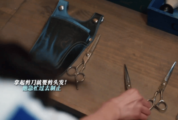 李昀锐吃醋小表情也很耀眼同框对手戏时，邢武吃醋的细碎表情格外出彩，简约吊带衬出流