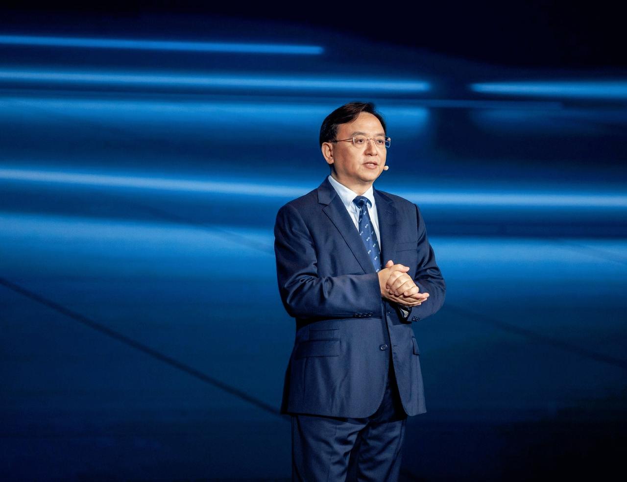 王传福说，他上高中回家要生活费时，嫂子张秀菊翻箱倒柜，兜里就几毛钱，嫂子一拍大腿