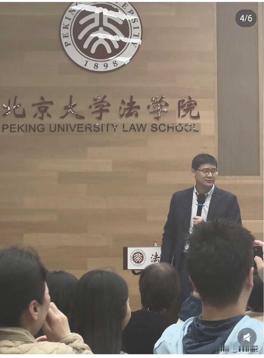 现在有一个非常有意思的现象
在大学里很受欢迎的学者
罗翔，易中天，莫言
学生们都