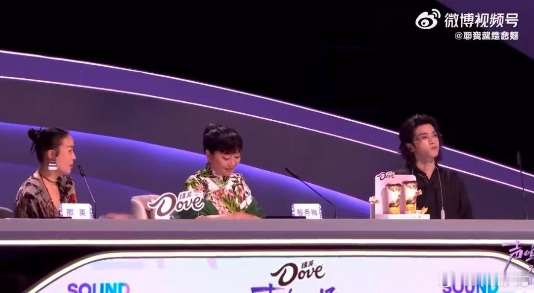 直播笑点与感动并存！那英为惜才提议加晋级名额，难住何炅，何老师经验丰富协调节目组