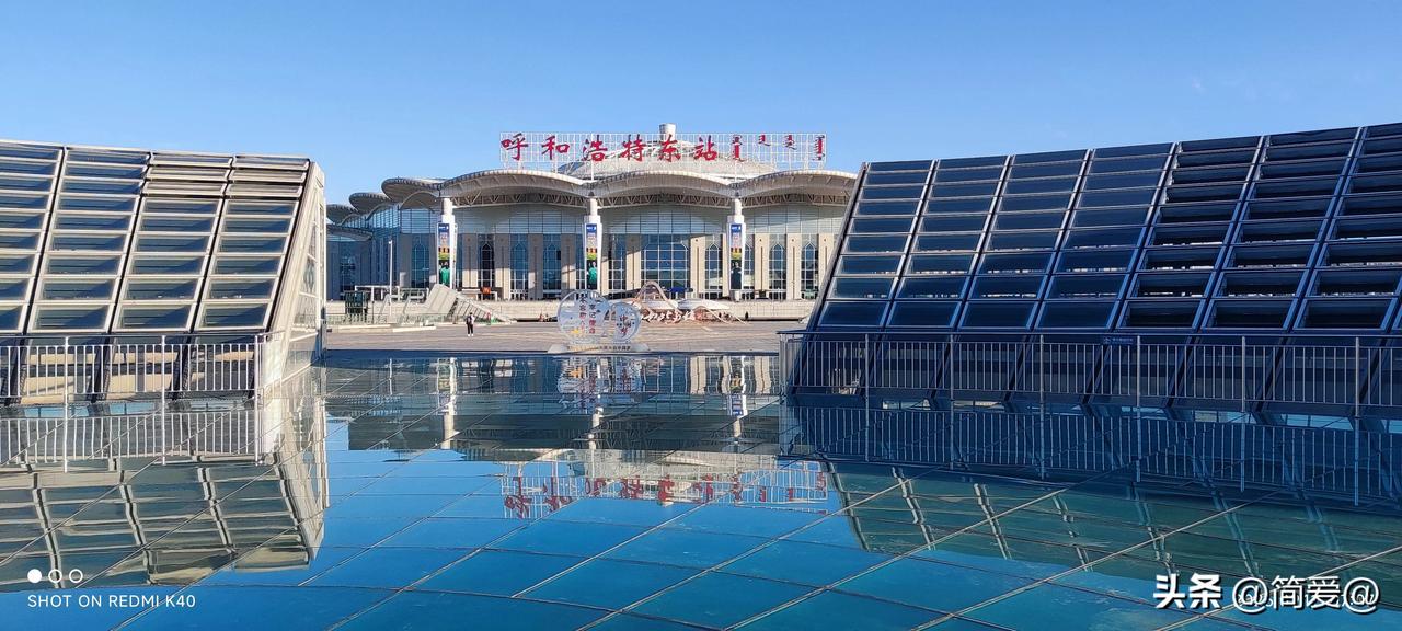 呼和浩特东站南广场
真是晶莹剔透，闪闪发光，好漂亮