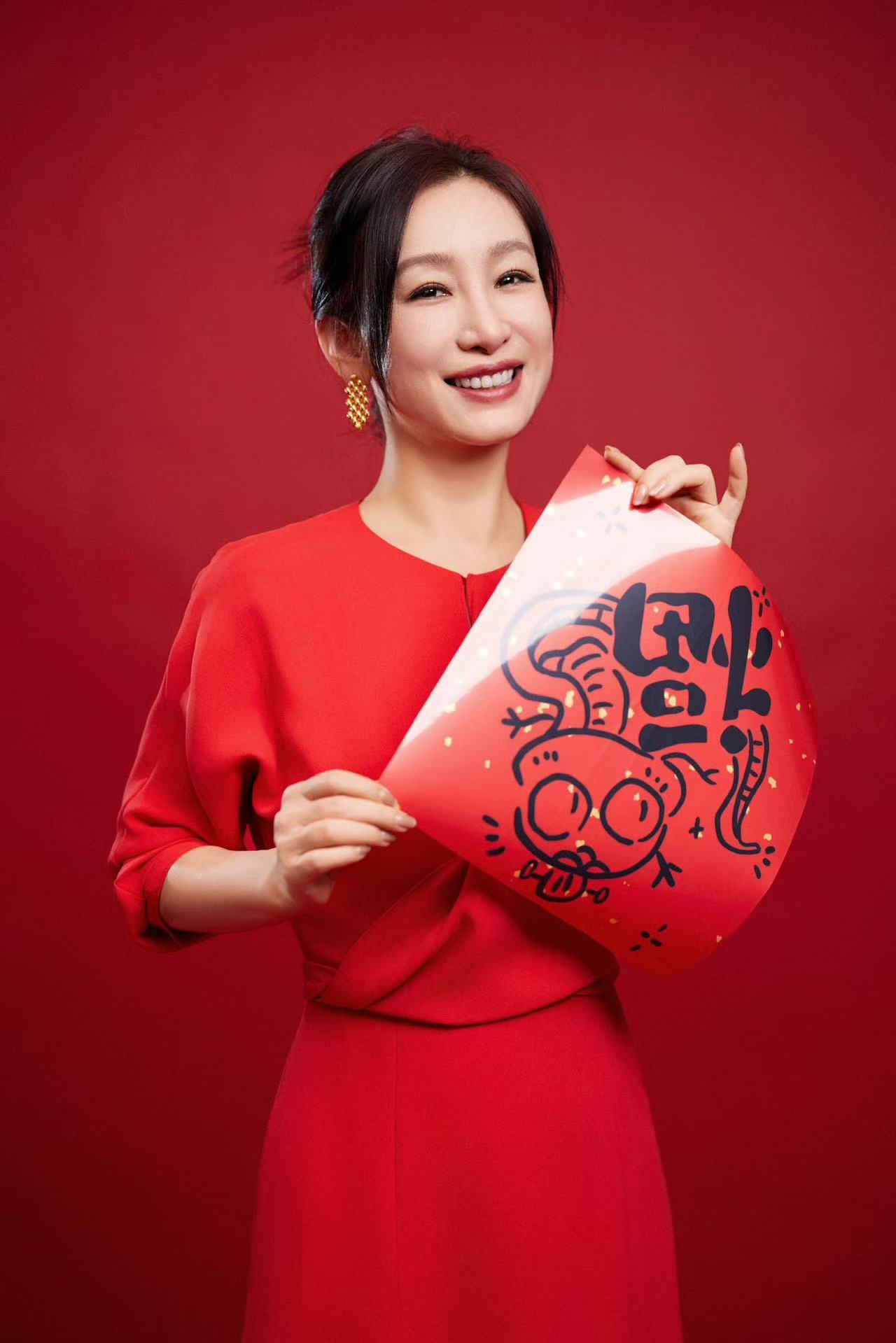 秦海璐蛇年红衣look  秦海璐手拿小青蛇 “小青”秦海璐拿着青蛇拜年啦，一身红