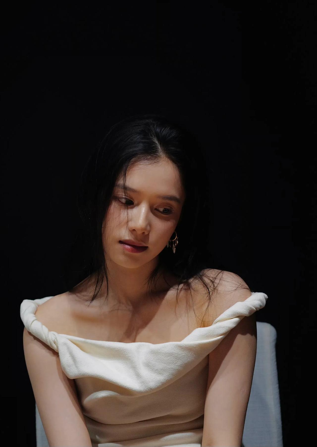 张婧仪的港风气质，其实适合演现代都市剧，古装剧的话，就差点意思了！