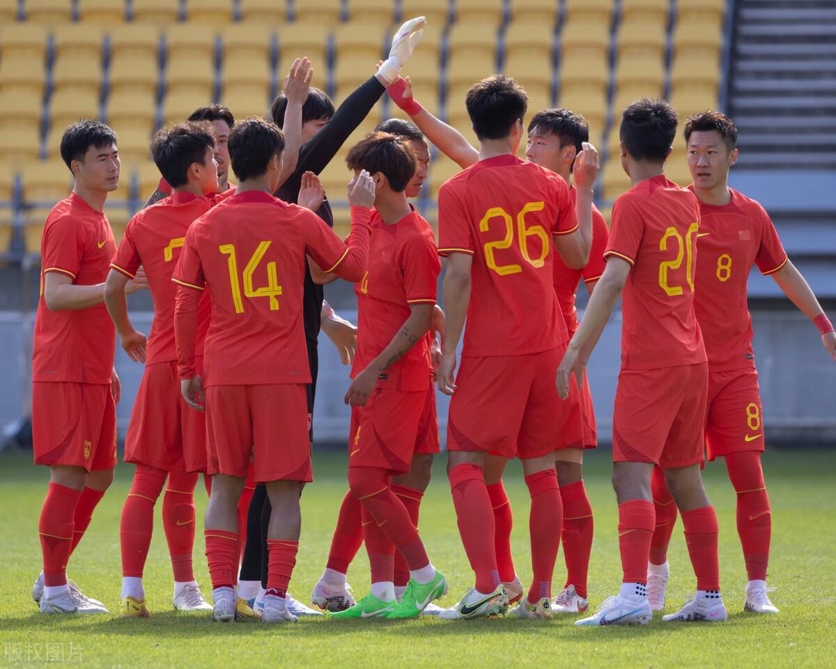 【36强抽签，国足二档】北京时间6月29日，FIFA公布了新一期的排名，虽然7月