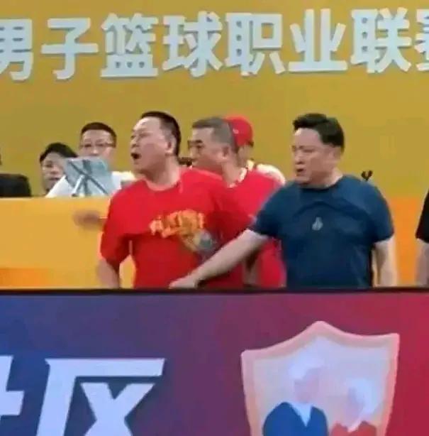 浙江方兴渡老板楼明，和曼城老板曼苏尔一比，我都替他臊的慌，这就是土豪与富豪的差别