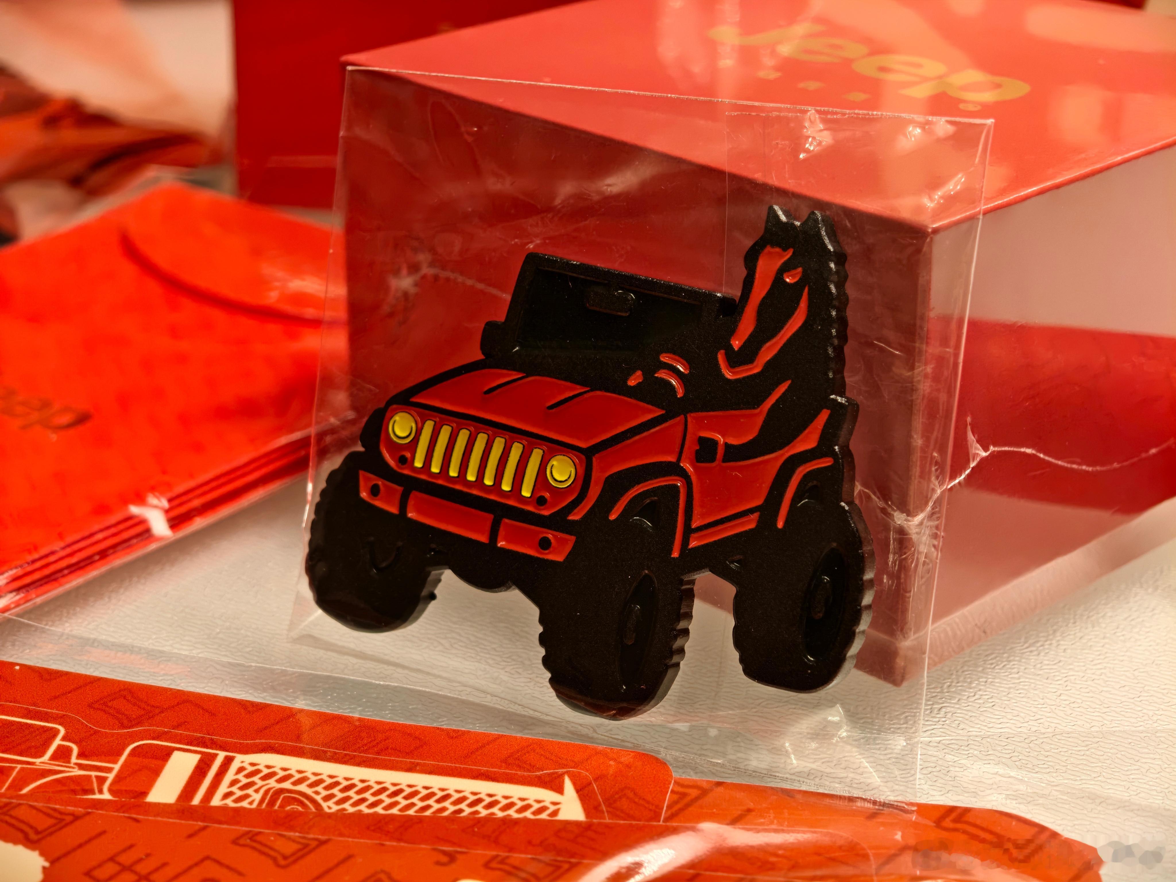 我的本姓年+牧马人的本车年＝马上上车 马上去野 一年红红火火！这个行李牌是不是超