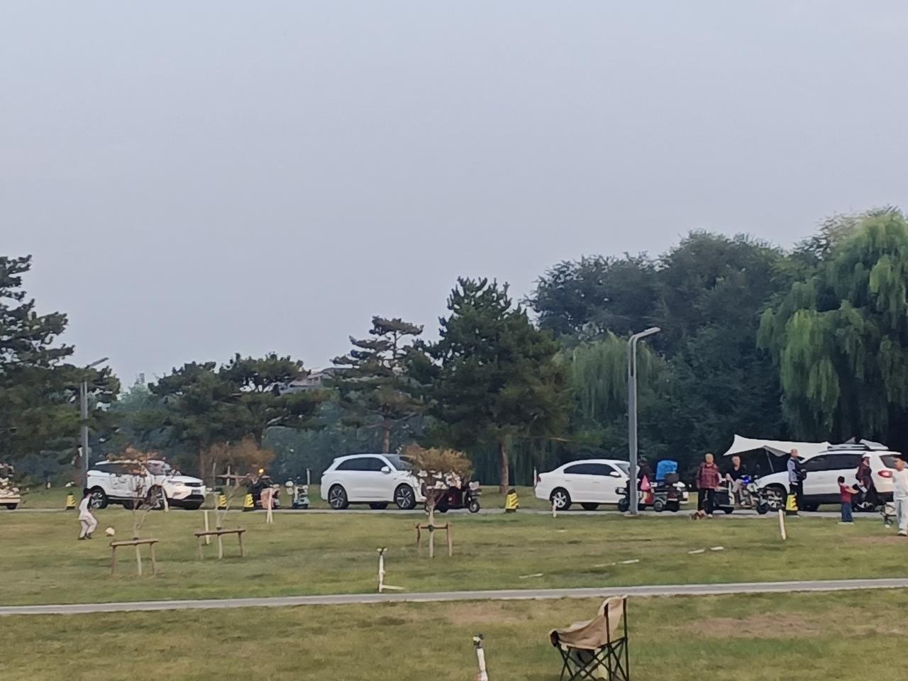 城市是人集中生活的地方，安居乐业是根本。
    下午没事又顺着太平河骑行，叠翠