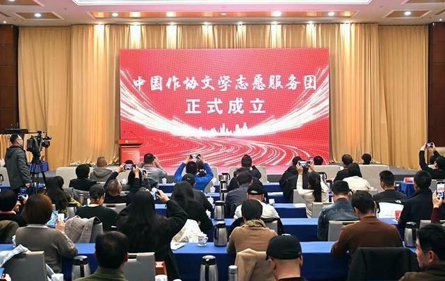 现在当作家门槛这么低吗？
前一段时间，老家城市的一个同学来本市开会，晚上我招呼他