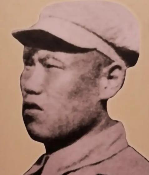 1951年，一个志愿军战士往阵地送弹药，却发现干部全部牺牲，只剩15个新兵，他连