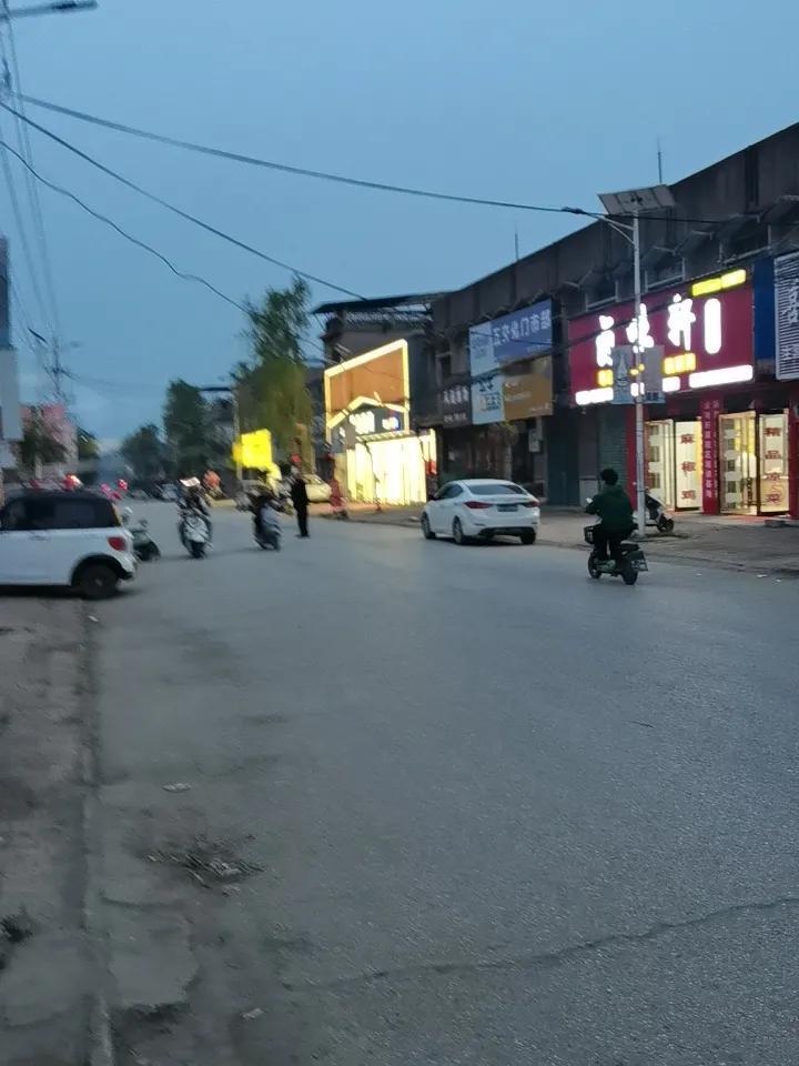 夜晚的小镇安静下来了，灯红酒绿，华灯初上