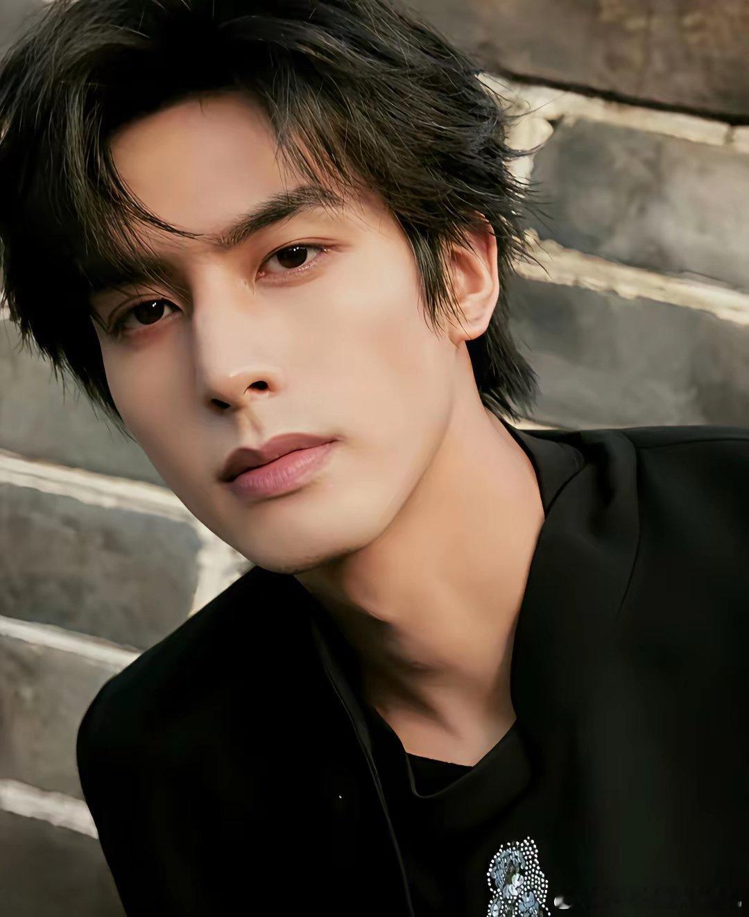 一直奇怪，宋威龙为什么没有成为顶流，究其原因，不是他的演技不好，而是因为没有资本