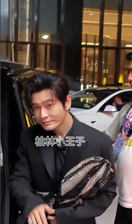 黄晓明可能也没想到和叶珂在一起让自己也成了个大笑话吧 ​​​