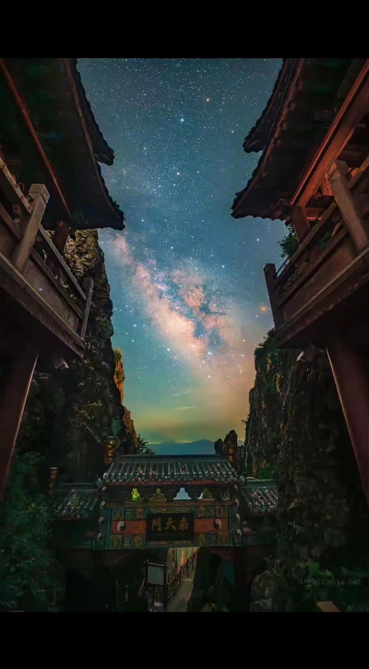 天门开，异象呈现！转发分享一张摄影大师的佳作，心里极为震撼。中国上古神话有天庭，