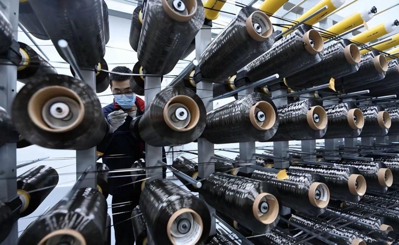 又一个皇冠明珠没有了，中国在日本东丽公司之前量产碳纤维 T1200！
 
碳纤维