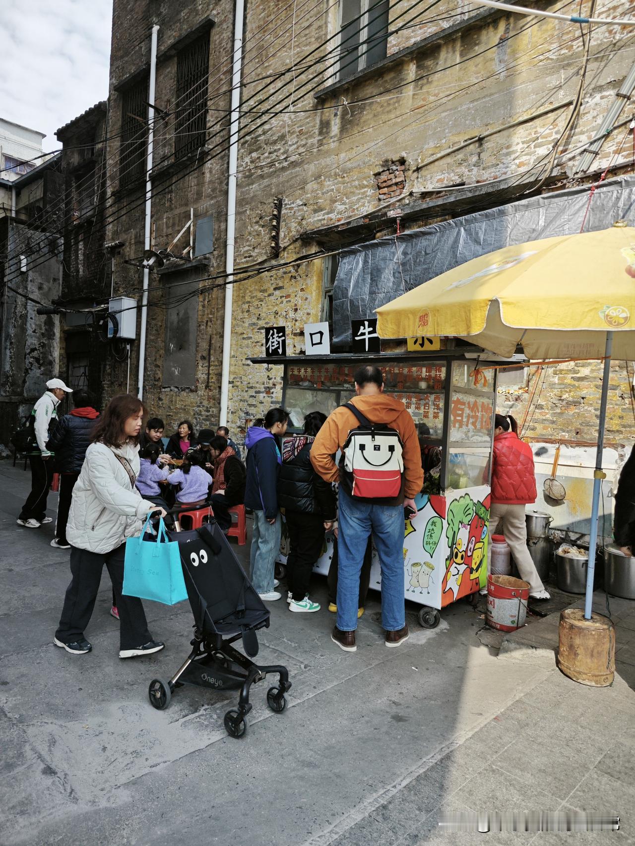 佛山人被这街口牛杂拿捏了
这条破巷子里的牛杂摊，凭什么让年轻人排队1小时？
 