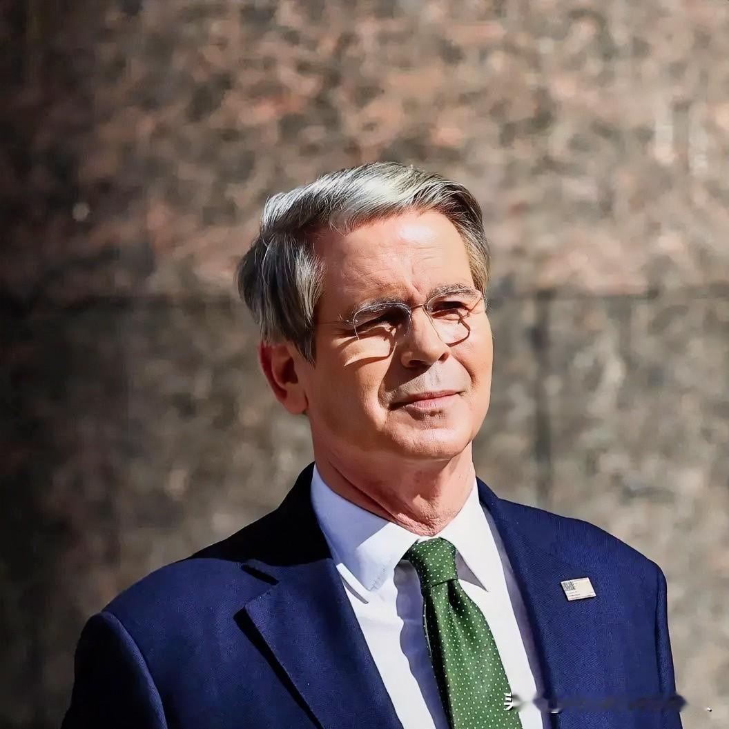 一边卖着海马斯火箭炮这种“攻城锤”，一边喊着“反对反制”，美国这套“只许州官放火