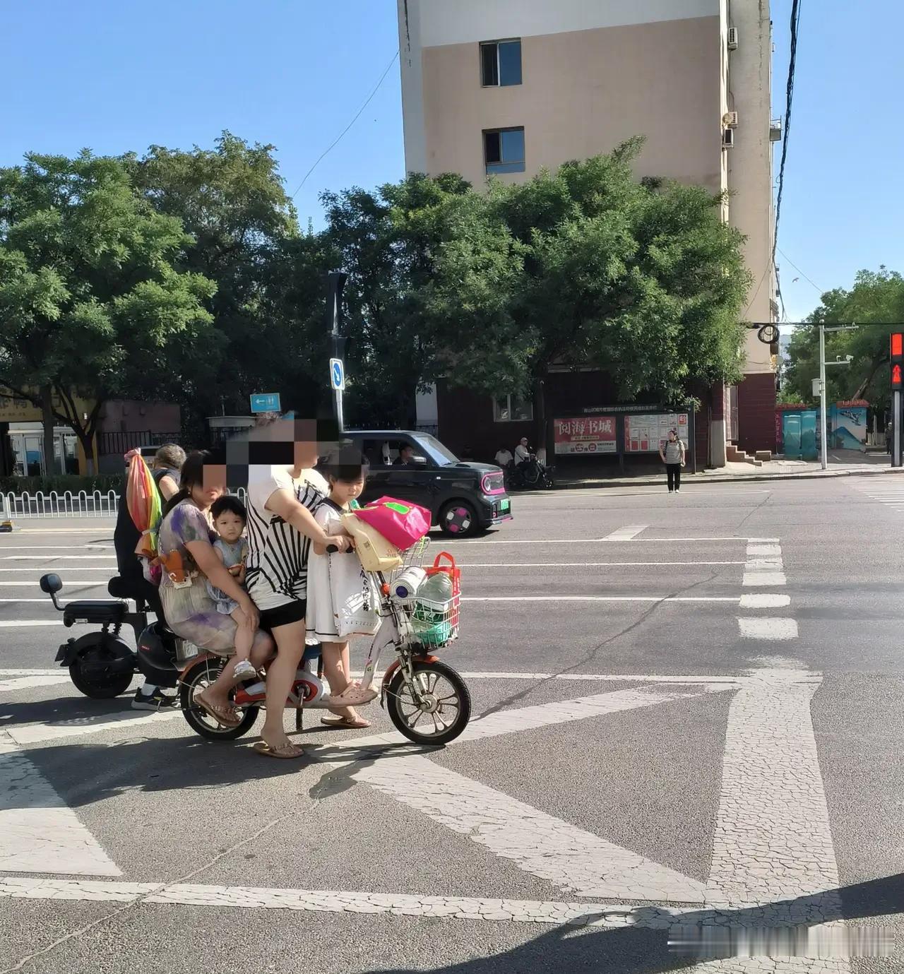 高手在民间，想不服都不行！

一辆小小的电动车，瞬间秒变成了一辆杂技车！

大人
