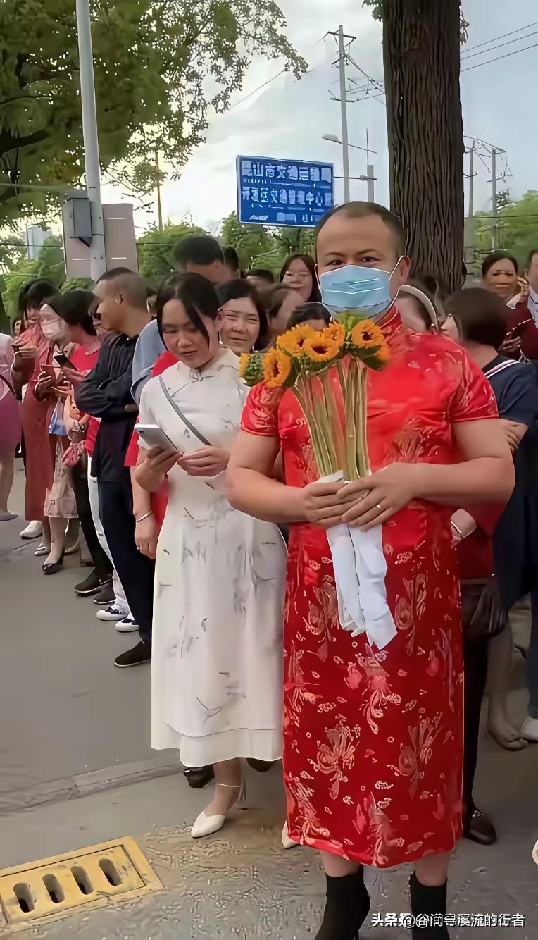 高考第一天，全国爸爸集体“豁出去”了！这画风，笑着笑着就红了眼眶……

你见过四