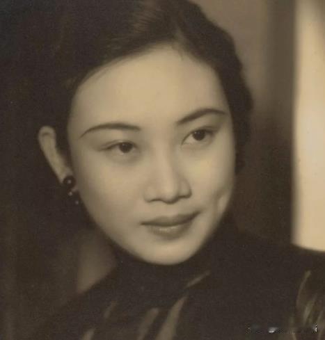 1956年，毛人凤突然暴毙在台北家中，几天后，他的妻子向影心，没等丧期结束，提着