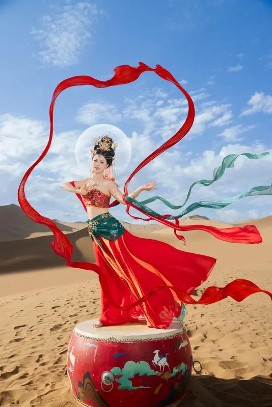 最近上海虹桥机场的“敦煌飞天大叔”火出圈啦！这位傅师傅是上海电机厂有30年工龄的