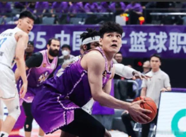 据多家权威媒体都透露，陈国豪将在夏天离开北控，目前广州龙狮是最接近拿下陈国豪的一