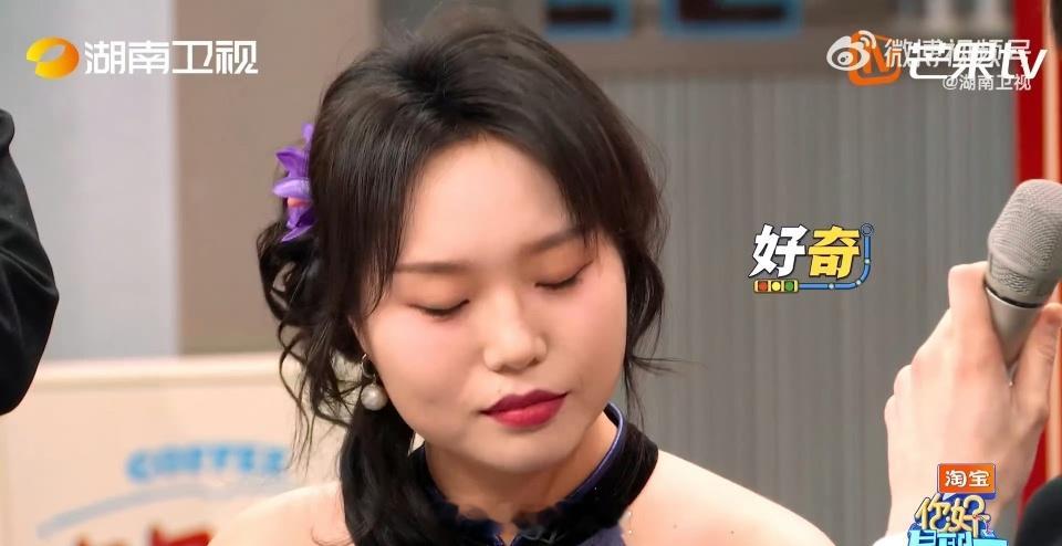 谁懂啊！赖伟明一开口，李雪琴就精准接梗，连眼神都在同步，这默契度直接拉满，像极了