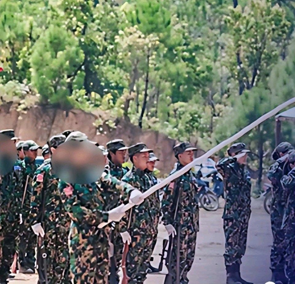 缅甸这局势真是让人看得心惊肉跳！先是边陲小镇发生武装袭击警局事件，直接救出15名