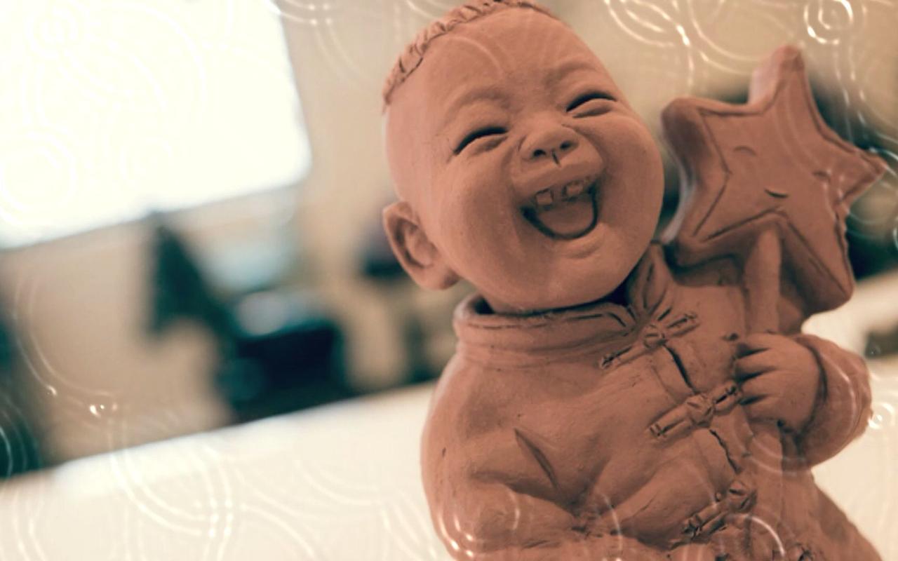 小孩不用好好洗脸吧？——
网上视频：一女子让几个孩子洗脸，一个蘸了一点水，鼻梁一