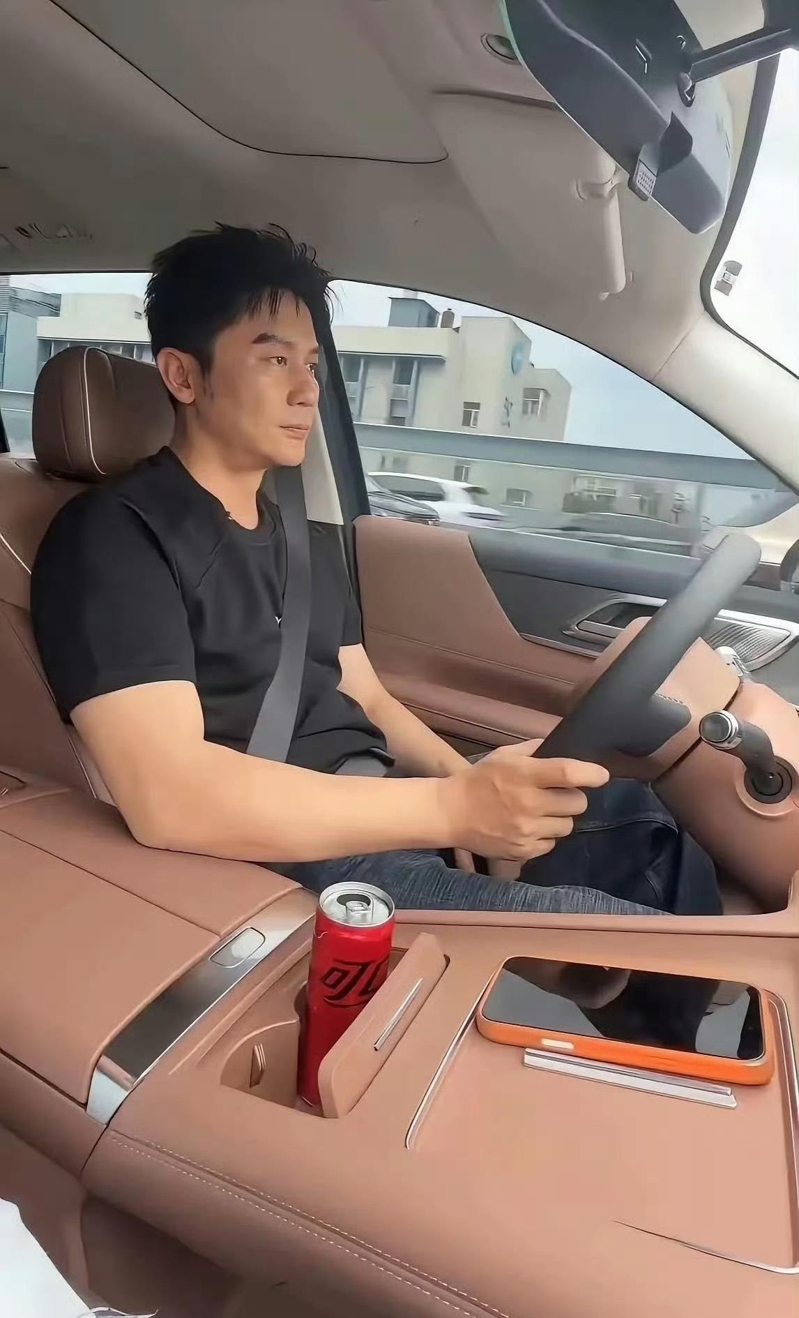 李晨开的什么车啊，看上去内饰非常豪华 