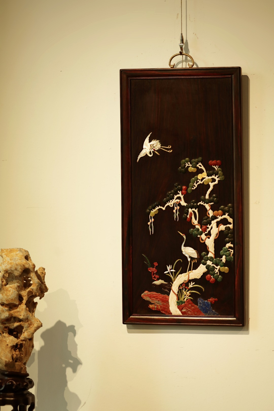 酸枝x百宝嵌 | 松鹤延年·挂屏大红酸枝独板所制，画面二只仙鹤，苍松浓郁，回首顾