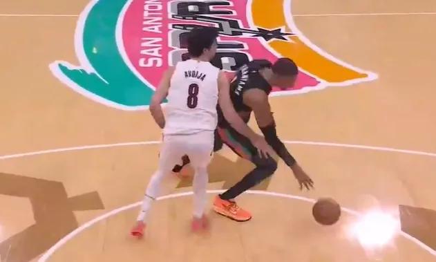 再看文班亚马这球，还是要感慨他的天赋！
先是极限背运过掉阿夫迪亚，接着加速起飞双