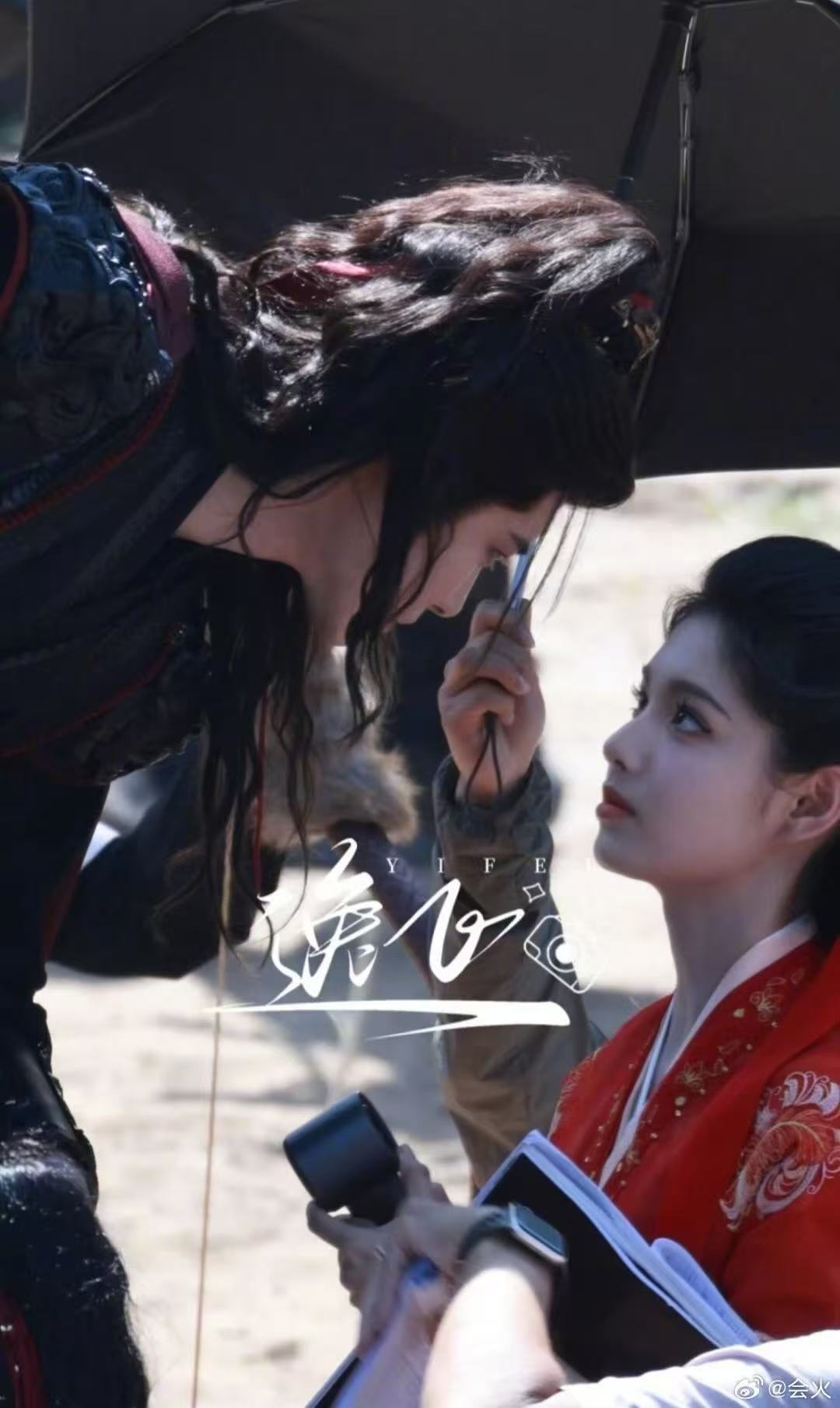 侯明昊艾米马上俯身对视 ​​​谁能懂这个画面有多美！！！少年将军从马上俯身下去看