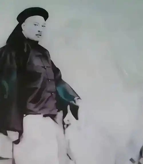 左宗棠把宁夏匪首马化龙一家三百多口全宰了，这事在当年西北地界炸了锅。马化龙出身宗