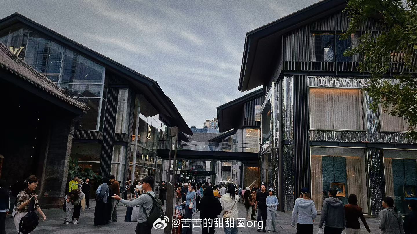 果然大城市能激起人的打扮欲环境对人的影响是巨大的，不是虚荣，是环境氛围推着你愿意