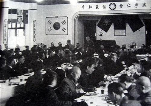 1945年11月，蒋介石在重庆与即将归国的韩国临时政府成员告别