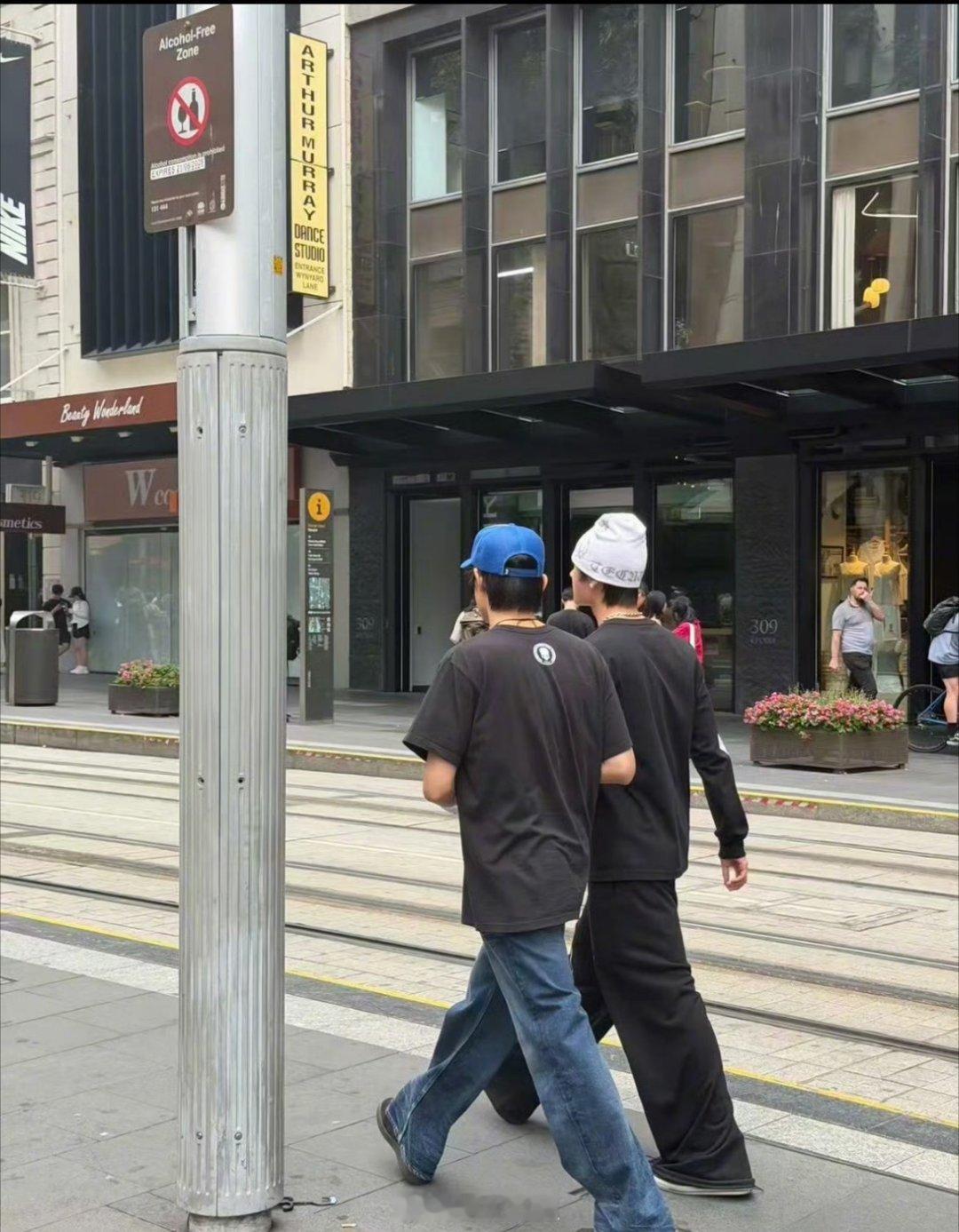 有路人在悉尼偶遇了一起出游的张极跟张峻豪啊，两个人并排走在一块都能被偶遇，真的是