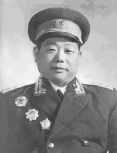 1976年10月7日，陈锡联主动向中央请辞，请求不再主持军委的日常工作，由叶帅重