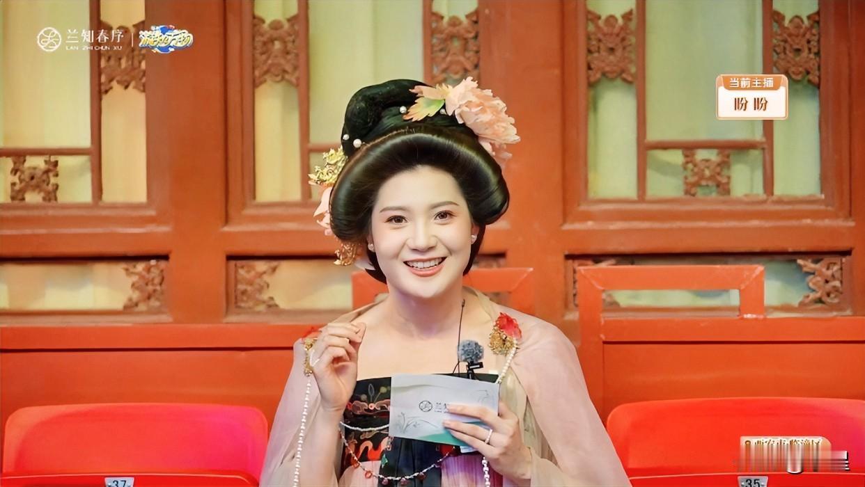 兰知春序“游知万物”节目开播啦
盼盼的唐装造型简直美翻了
还邀请了大诗人“白居易