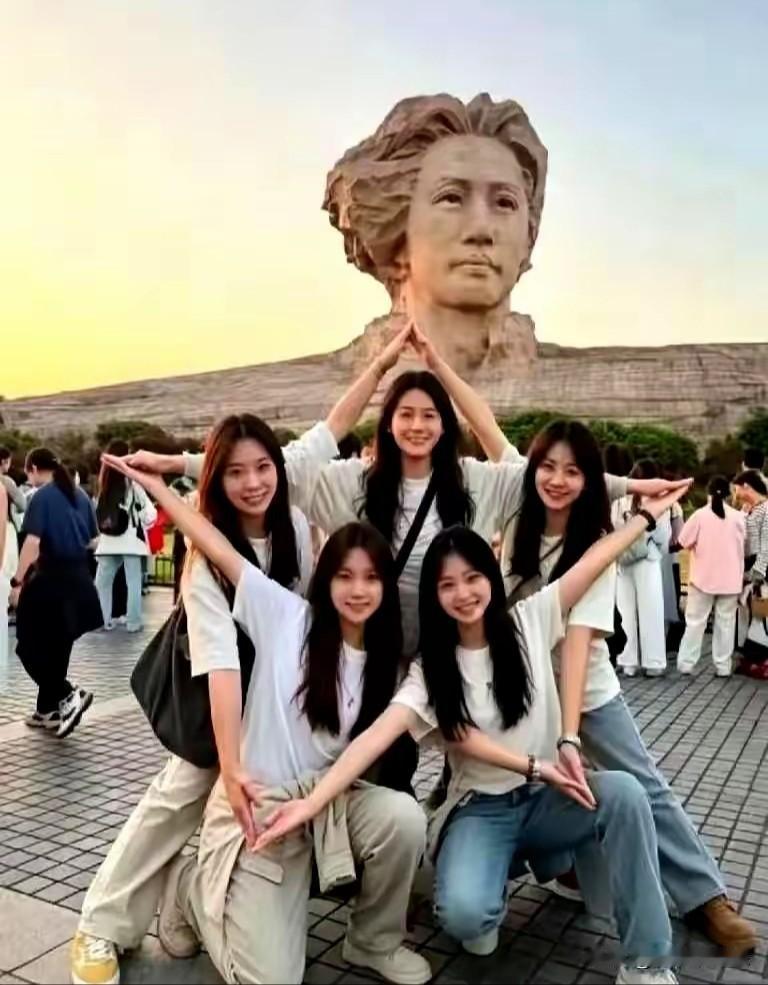 5个来自重庆的女大学生，用自己拼出了五角星！
人美，图更美！
这是刻在中国人骨子