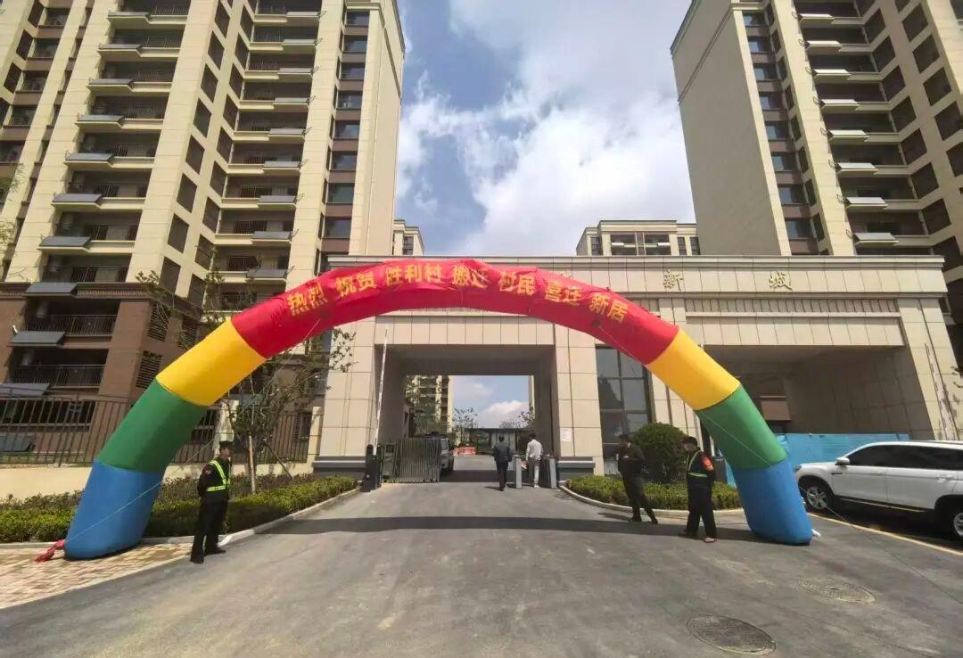 近日，青岛平度市东阁街道胜利村安置区正式回迁交付！胜利村安置区位于胜利路北侧、锦